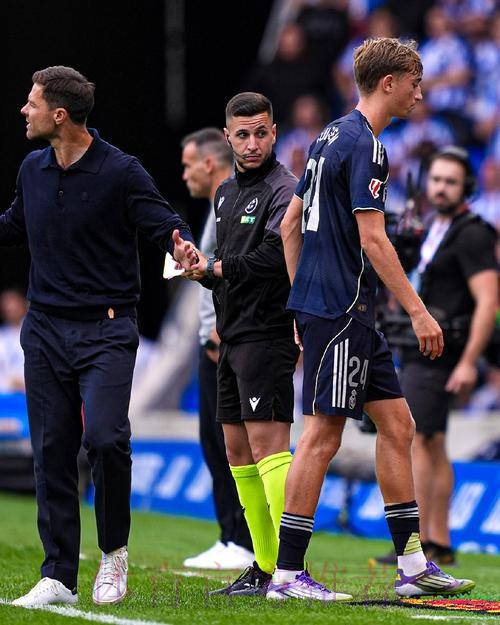 马卡:皇马电视台抨击末轮裁判 称曾对皇马不利 马卡:皇马电视台抨击末轮裁判 称曾对皇马不利